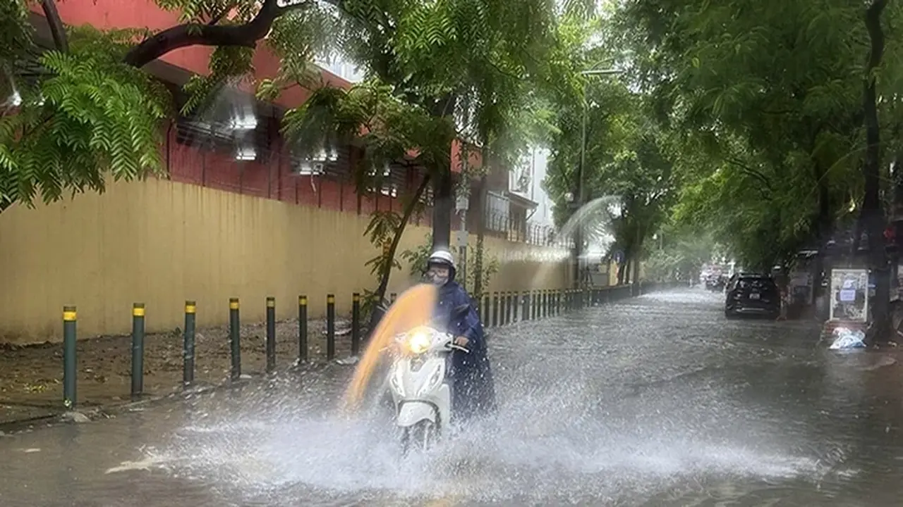 تحذيرات من فيضانات وانهيارات أرضية ترافق عواصف رعدية واسعة في شمال فيتنام